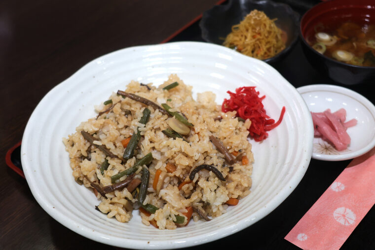 『開高めし』は、山菜がたっぷりのチャーハンで、醤油の香ばしさと山菜がベストマッチ