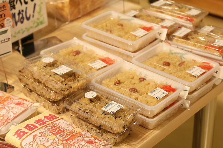 5店舗が作る醤油味のおこわ。納品数が多い土・日曜が狙い目