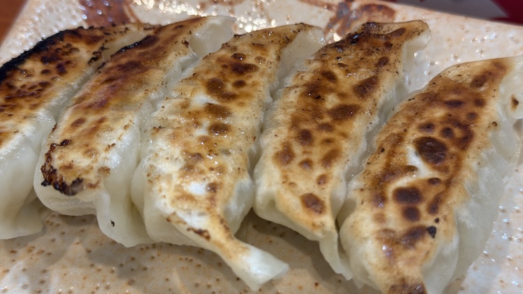 『ぎょうざ』（5個400円）は、酢コショウで食べるのがオススメだそう（スマホ画質でスミマセン）