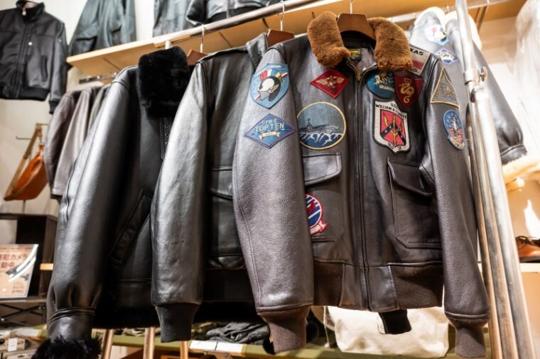 手前から、AVIRXのG-1 TOGUN 165,000円、A-2 FLIGHT JACKET 132,000円、B-3 PLAIN 220,000円