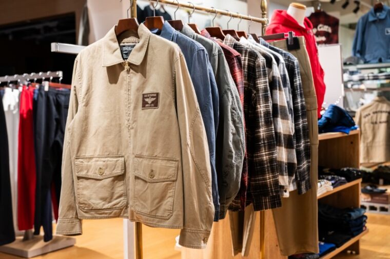 手前から、AVIREXのM-421A SUMMER FLIGHT JACKET 30,800円、OMBRE CHECK ZIP SHIRT 20,680円、I/S CHECK SHIRT LONG CATTLE DRIVE 19,800円、URBAN-TUNED CARGO PANTS 16,280円