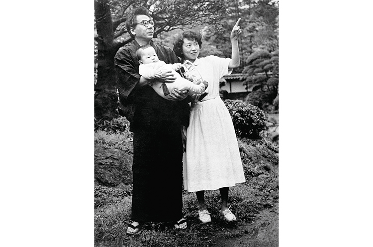 綱男さんを抱く安吾と三千代夫人