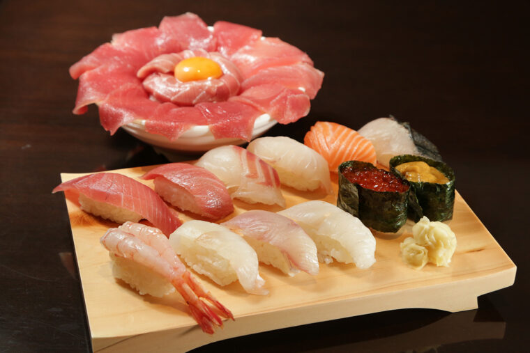 イートインメニューの『寿司 上』（手前・1,980円）と『三尺玉 丼』（3,000円）