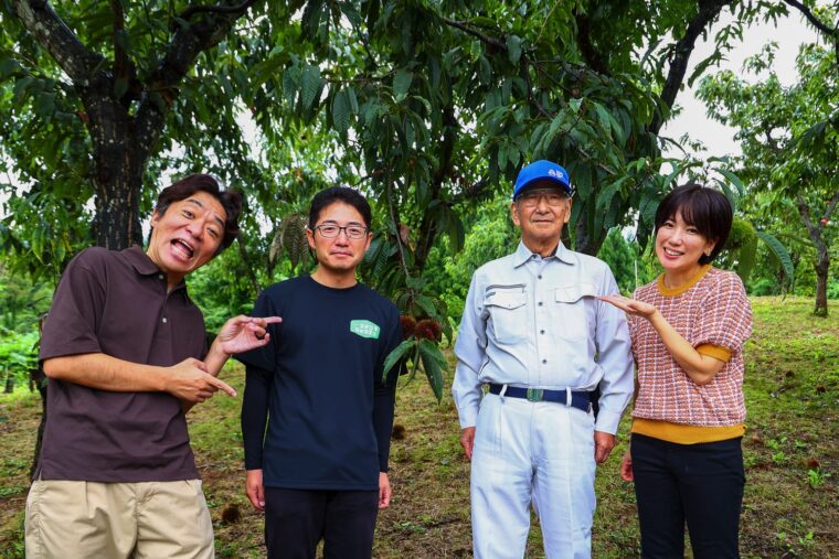 生産者の勝俣さん（写真右から2番目）とJAえちご上越の堀川さん