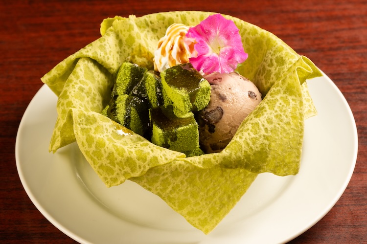 『抹茶のわらび餅パフェ』（880円）
