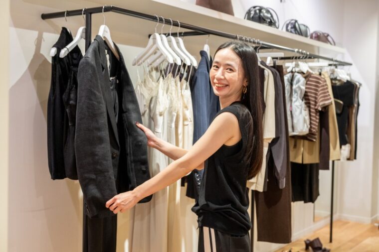 「注目は韓国のガールズグループ・BLACKPINKのジェニー・キムとアディダスのコラボライン、adidas Originals × JENNIEのアイテムです」とマネージャーの石山さん