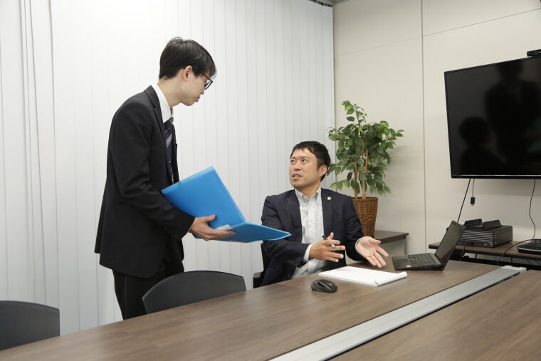 案件にはチーム体制で対応している