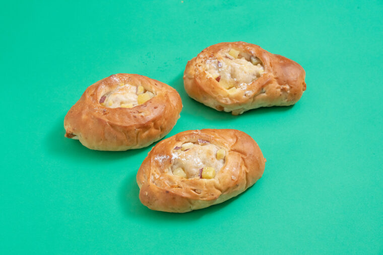 『くるみとさつまいものパン』（1個350円）