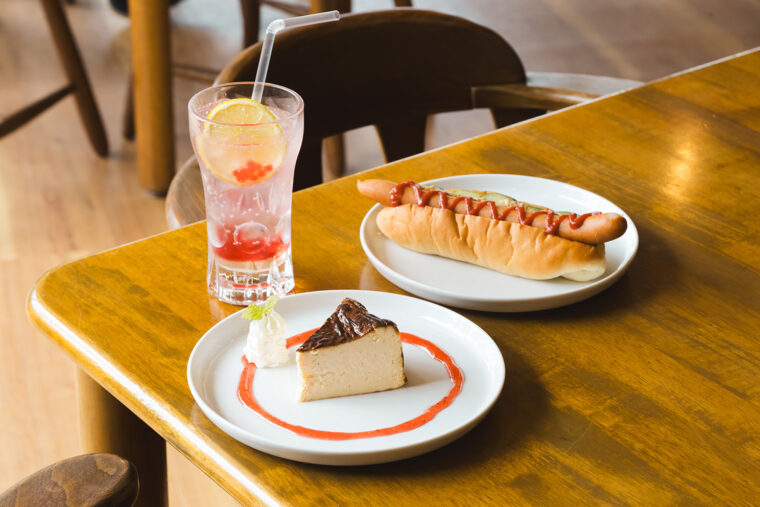 手前から『バスクチーズケーキ』（800円）、『ホットドック』（600円）、『雪椿レモンソーダ』（600円）