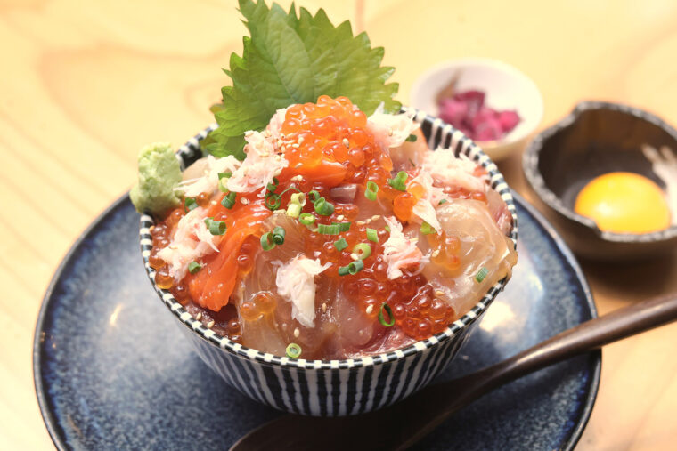 鮮極で提供している本気丼は、香ばしい藁焼き刺身を乗せた『本日の海鮮漬けいくら丼』。イクラのうまみと藁焼きの香りがたまらない！