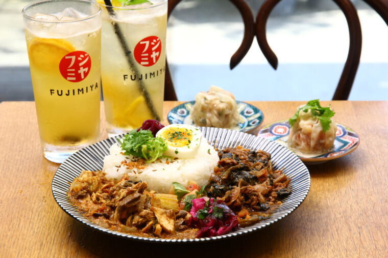 『本日のカレー 2 種あいがけ』（1,500 円）ほか