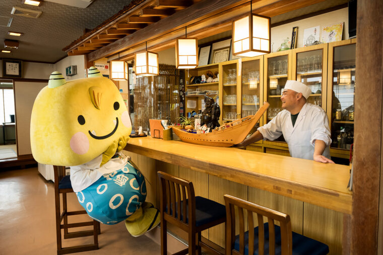 えちゴンに気さくに話しかける店主の小池さん。和の風情あふれる空間に、ふっと心が和む