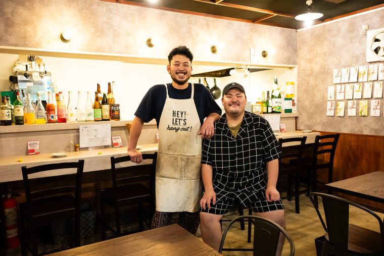 左が店主・髙橋慎さん。15年ほど前に新潟駅前にあった串焼きの店、バラッドの名前を受け継ぎ、自らの店をオープンさせました