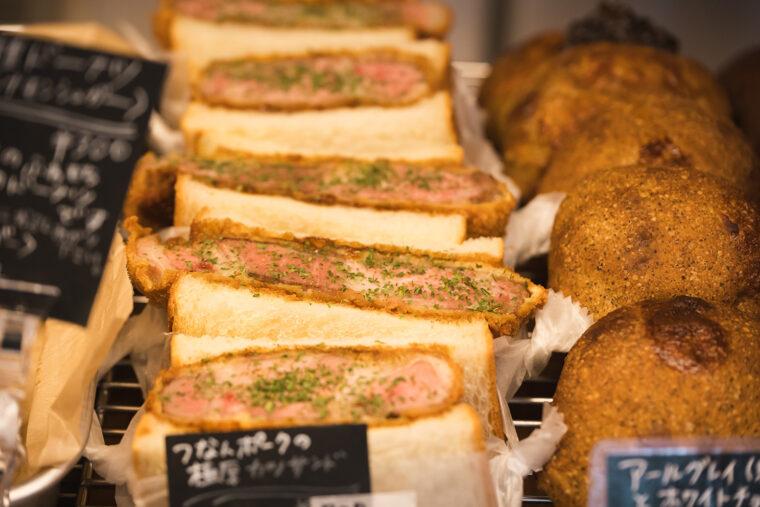 食べ応え十分な『つなんポークの極厚カツサンド』（700円）