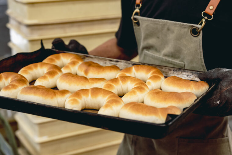 バターの甘みを感じられる『牛の角』が焼き上がった場面