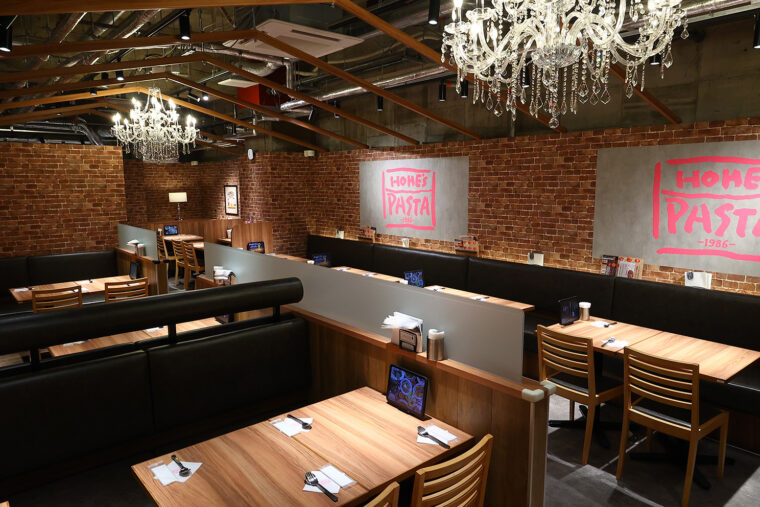 テーブル席のほかカウンター席もあるのでひとりでも気軽に来店できる
