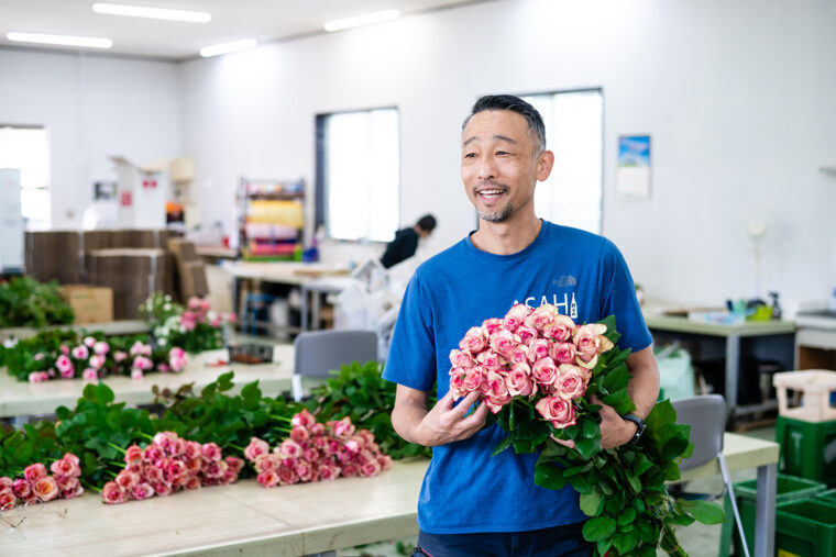 「自分のために買うのも素敵ですが、誰かのために花を贈ってほしい ですね」と富樫さん