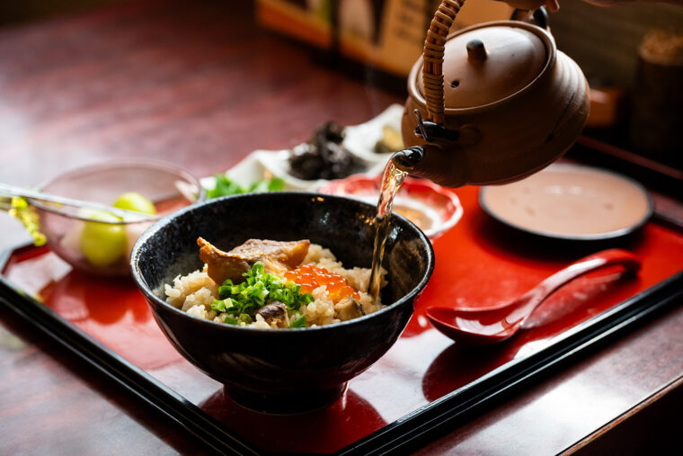 『鯛めし茶漬け』（1,870円）。タイの漬けや岩ノリ、 ワサビで味の変化を楽しんで