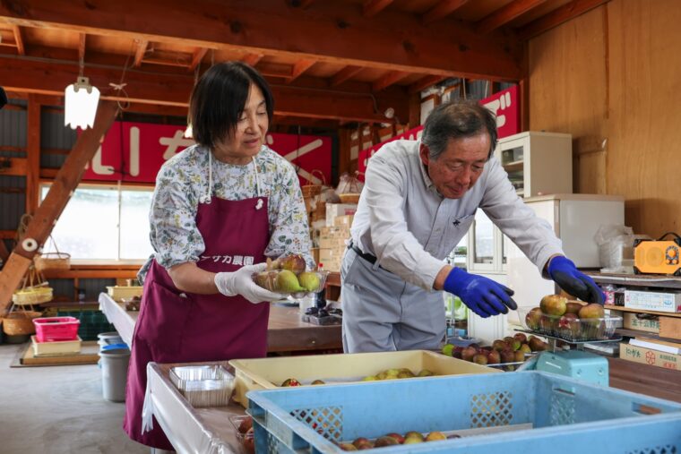 淺香さんが奥様と営むアサカ農園