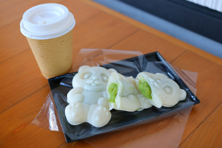 『白パンダ焼き弥彦むすめ（枝豆） 餡』（1個200円）