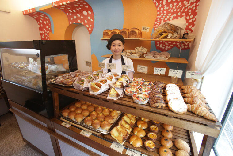 店主の山崎さん。毎週月曜の昼には母校の栃尾高校でパンを販売しています
