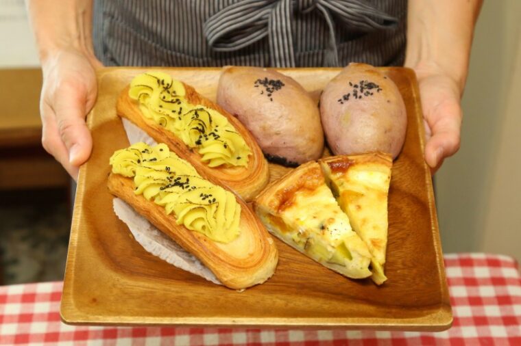 右上から時計周りに、『東明のやきいも』（1個320円）、『秋のキッシュ』（1個390円）、『スイートポテト』（1個460円）