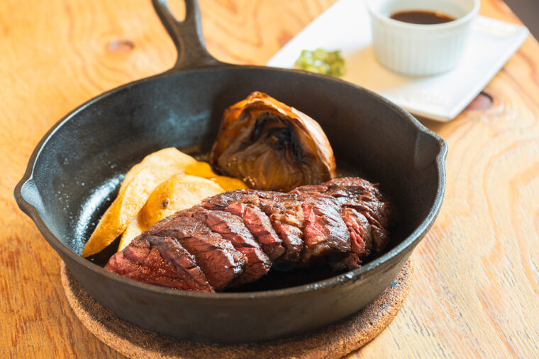 『ハラミステーキ』（ランチセット200グラム2,600円）