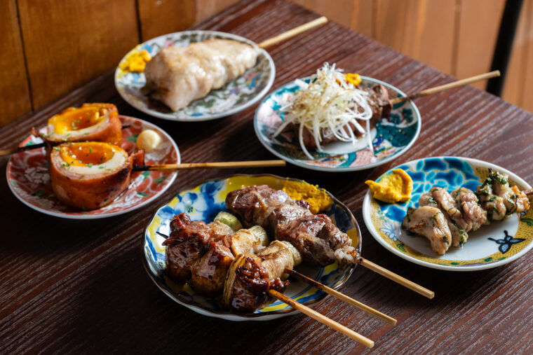 手前から時計回りに『おまかせ3種盛り』（770円。この日はアミハツ、のどぶえ、朝挽きこめかみ）、『味玉ベーコン串』（330円）、『ジューシーササミ』（330円）、『朝挽きレバー』（275円）、『しそせせり』（275円）