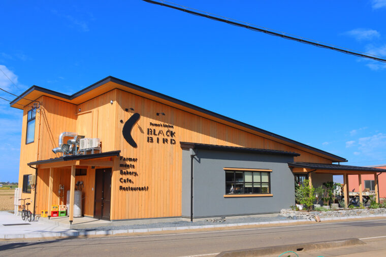 弥彦山、角田山の山並みを一望できるロケーションに佇む