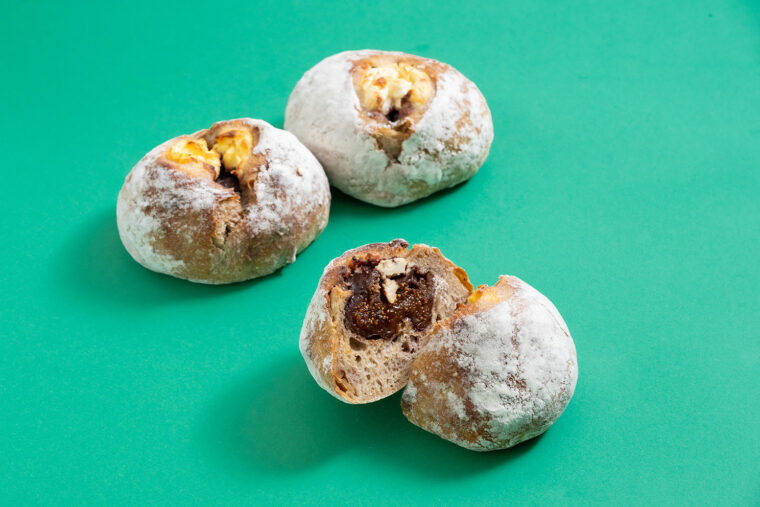 『カーブドッチ赤ワイン煮いちじくとクリームチーズのカンパーニュ』（1個420円）