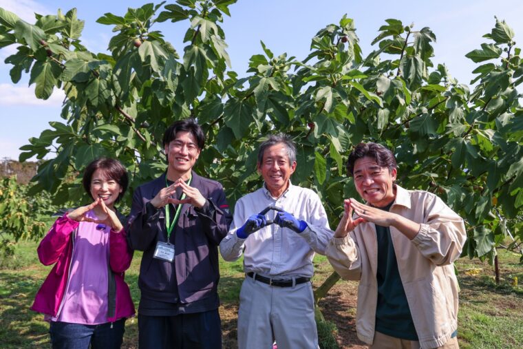 生産者の淺香さん（写真右から2番目）とJA北新潟の渋谷さん