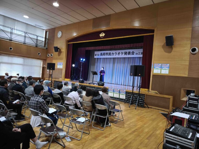 ステージで歌声を披露した「長岡市民カラオケ発表会in三島」