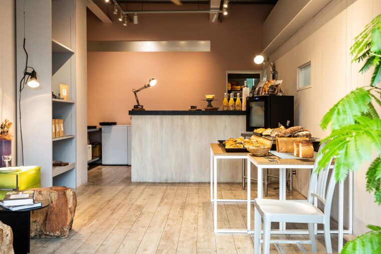 店内にあるイスでパンやドリンクを味わうこともできる