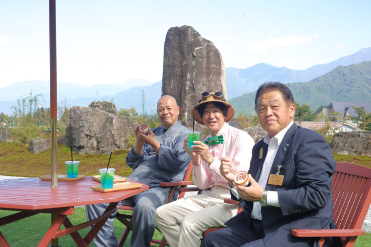 雄大な八海山が見渡せるテラス席で、市長と住職とひと休み。注文するとワイヤーで笹団子が滑空する『空飛ぶ笹団子』も名物