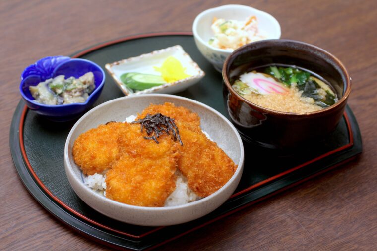来店者の7割〜8割が注目するという『日替わりランチ』（1,000円）。写真はチキンタレカツ丼