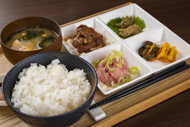 『マグロのたたきと魚沼日替わり定食』（1,200円）