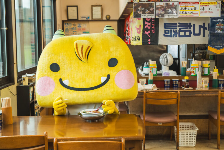 ラーメンのいい香りが、えちゴンの鼻先をふわりとくすぐる